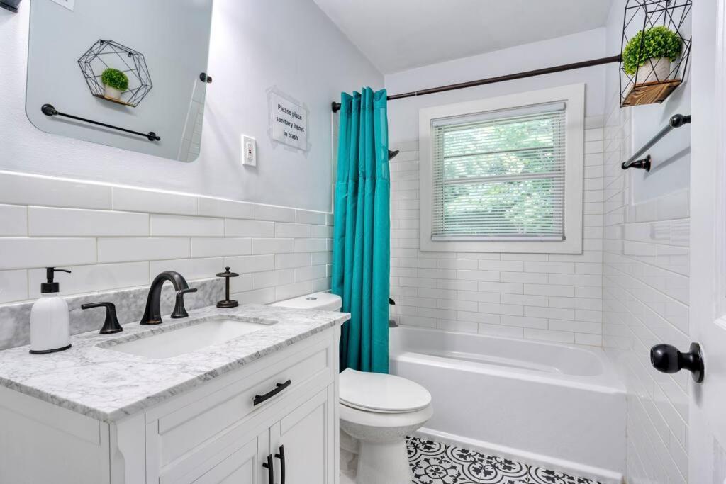 2Br 1Ba Duplex House King Beds Great For Small Groups Close To All Uptown Charlotte Attractions Exterior photo