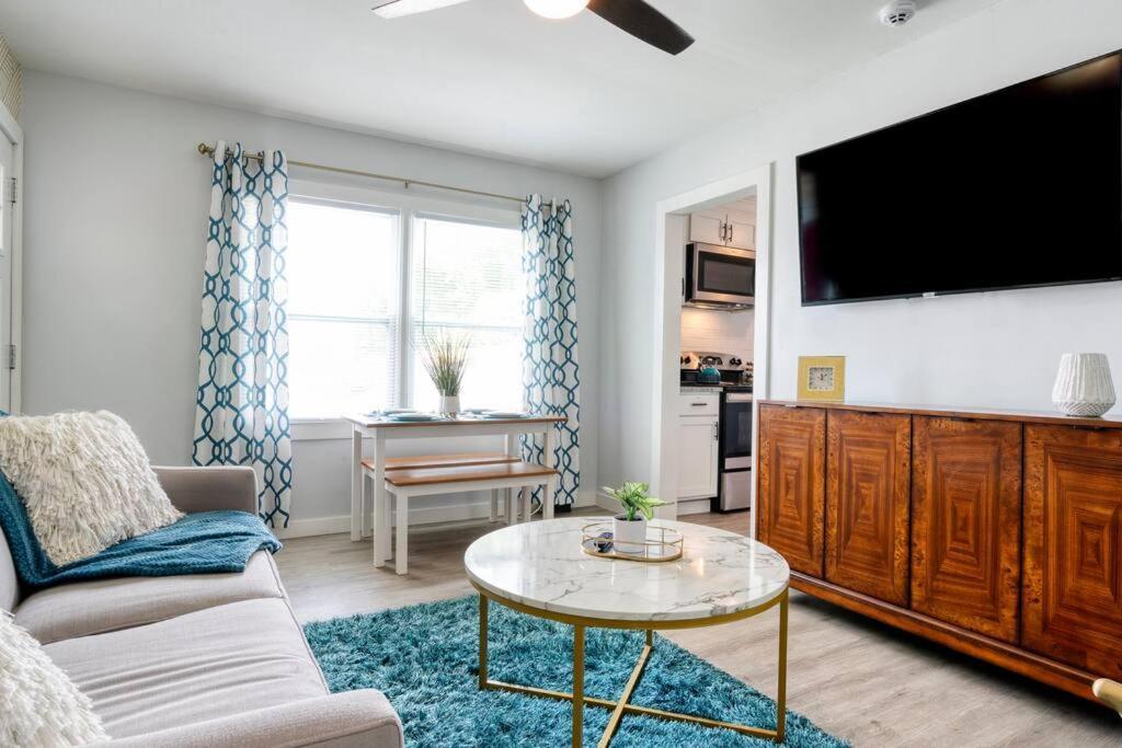 2Br 1Ba Duplex House King Beds Great For Small Groups Close To All Uptown Charlotte Attractions Exterior photo